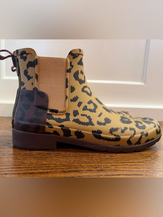Hunter Shoes - Women’s Hunter Leopard-Print Chelsea Rain Boot - Tan & Black